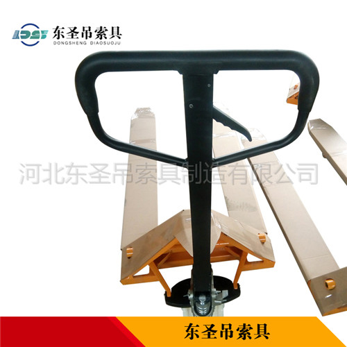 手動地牛廠家研發(fā)加強版技術(shù)升級手動叉車產(chǎn)品展示--河北東圣吊索具制造有限公司--手動叉車|液壓堆高車|石材夾具|小型攪拌機